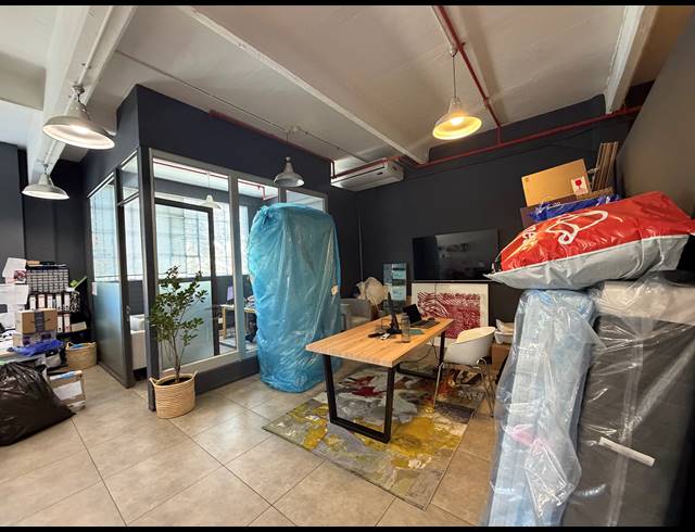 123M² BUILDING TO LET IN WOODSTOCK